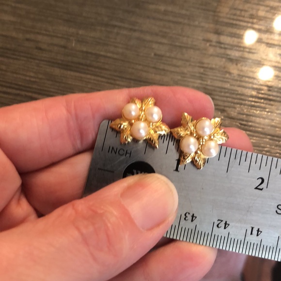 Vintage Avon Three Pearl Earrings Floral - Picture 8 of 9